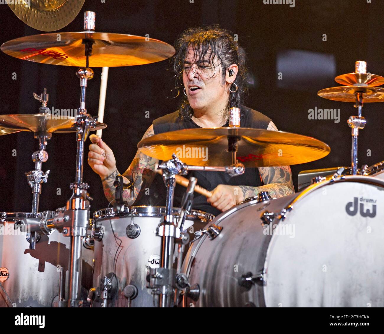 Le batteur Alex Gonzalez, El Animal, joue avec le groupe mexicain de pop-rock Mana à l'American Airlines Arena de Miami, en Floride. Banque D'Images