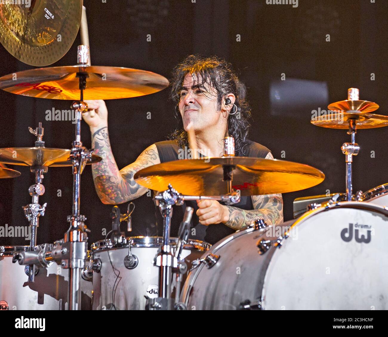 Le batteur Alex Gonzalez, El Animal, joue avec le groupe mexicain de pop-rock Mana à l'American Airlines Arena de Miami, en Floride. Banque D'Images