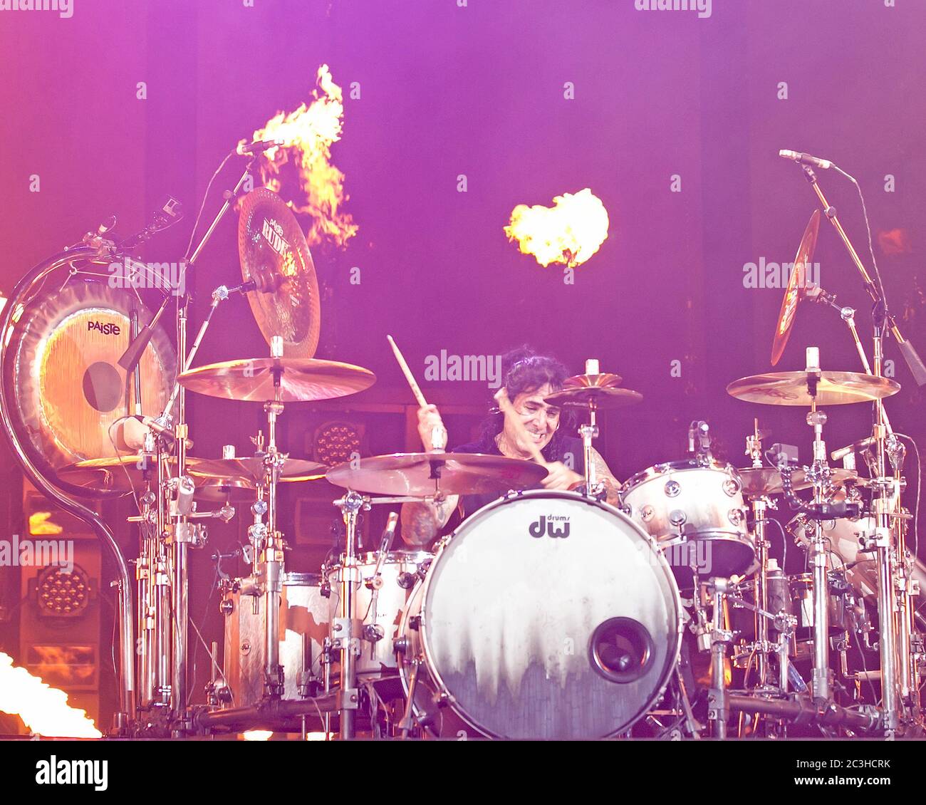 Le batteur Alex Gonzalez, El Animal, joue avec le groupe mexicain de pop-rock Mana à l'American Airlines Arena de Miami, en Floride. Banque D'Images