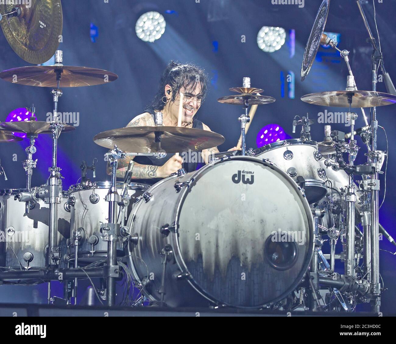 Le batteur Alex Gonzalez, El Animal, joue avec le groupe mexicain de pop-rock Mana à l'American Airlines Arena de Miami, en Floride. Banque D'Images