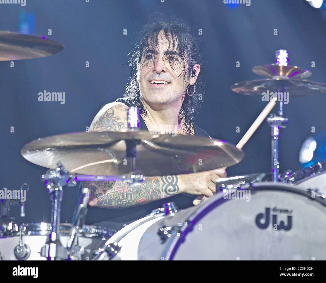 Le batteur Alex Gonzalez, El Animal, joue avec le groupe mexicain de pop-rock Mana à l'American Airlines Arena de Miami, en Floride. Banque D'Images