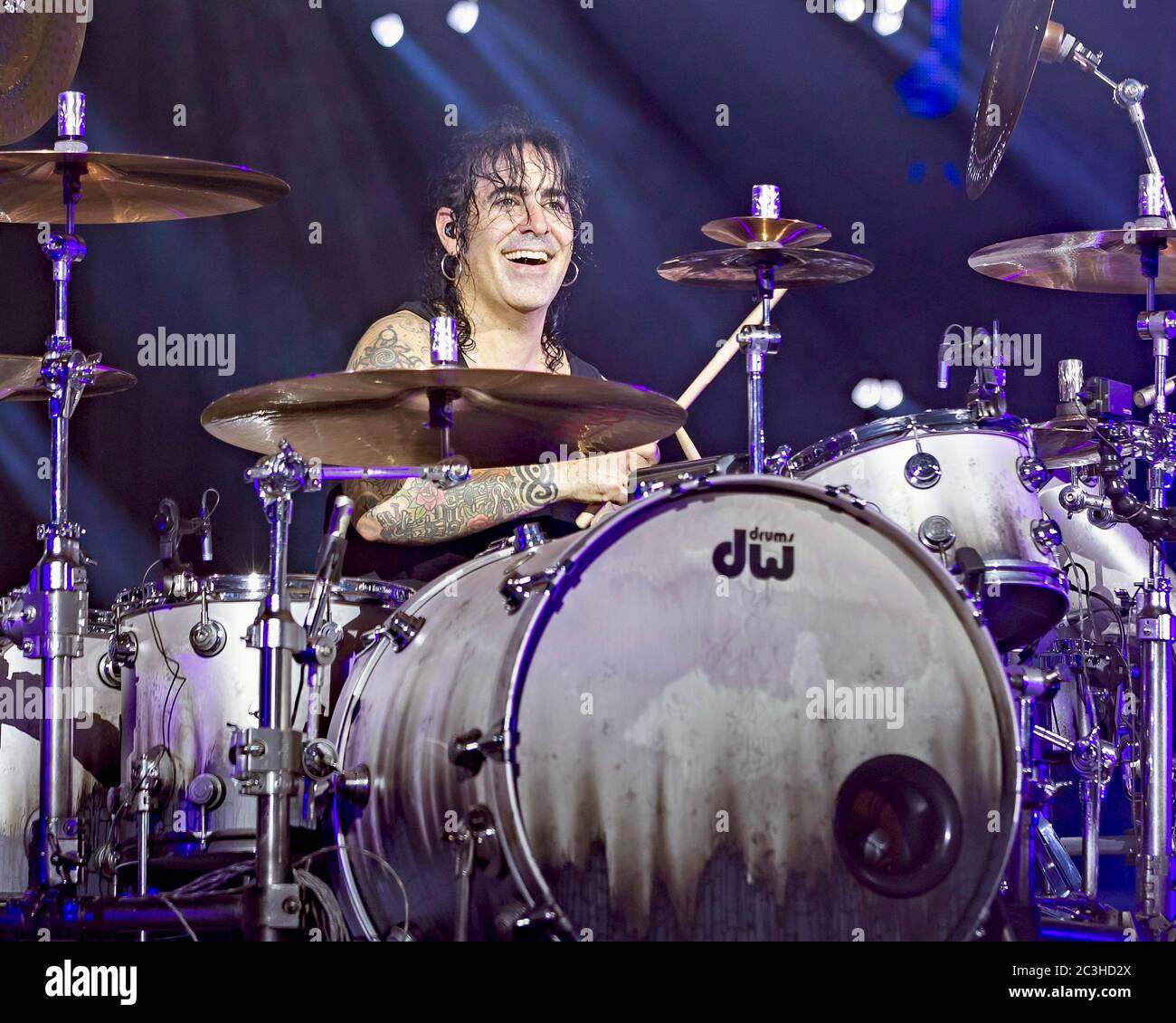 Le batteur Alex Gonzalez, El Animal, joue avec le groupe mexicain de pop-rock Mana à l'American Airlines Arena de Miami, en Floride. Banque D'Images