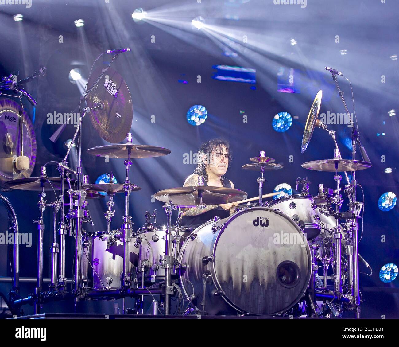 Le batteur Alex Gonzalez, El Animal, joue avec le groupe mexicain de pop-rock Mana à l'American Airlines Arena de Miami, en Floride. Banque D'Images