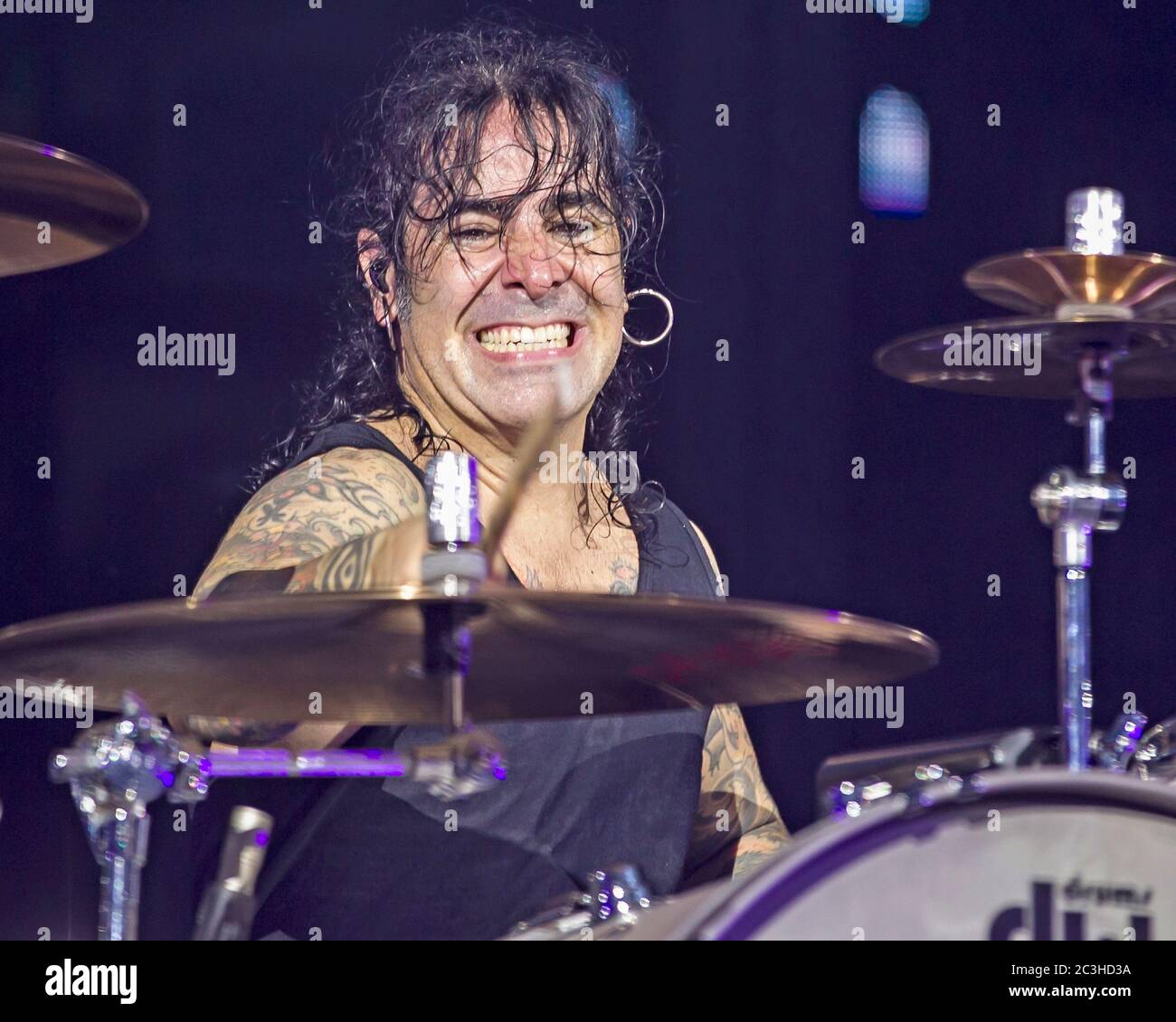 Le batteur Alex Gonzalez, El Animal, joue avec le groupe mexicain de pop-rock Mana à l'American Airlines Arena de Miami, en Floride. Banque D'Images