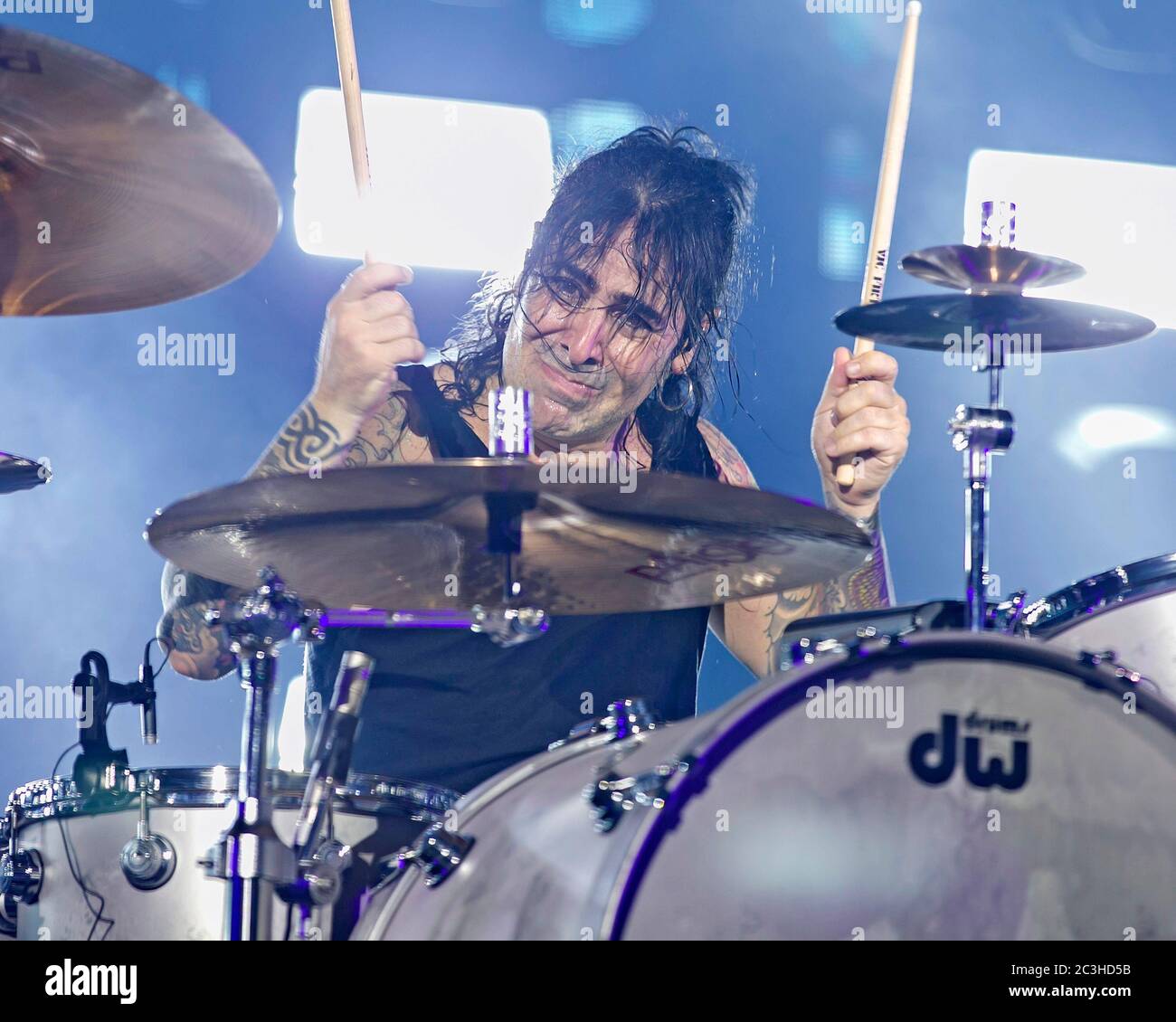 Le batteur Alex Gonzalez, El Animal, joue avec le groupe mexicain de pop-rock Mana à l'American Airlines Arena de Miami, en Floride. Banque D'Images