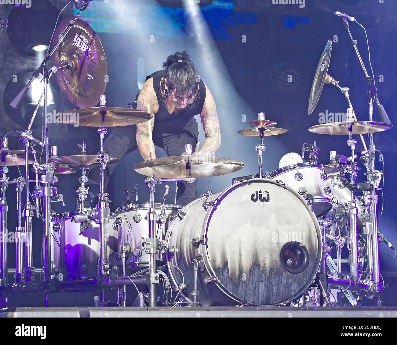 Le batteur Alex Gonzalez, El Animal, joue avec le groupe mexicain de pop-rock Mana à l'American Airlines Arena de Miami, en Floride. Banque D'Images