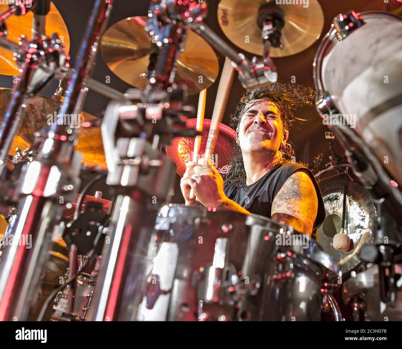 Le batteur Alex Gonzalez, El Animal, joue avec le groupe mexicain de pop-rock Mana à l'American Airlines Arena de Miami, en Floride. Banque D'Images