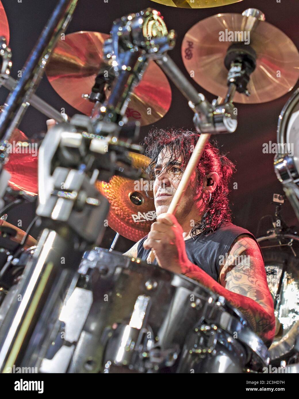 Le batteur Alex Gonzalez, El Animal, joue avec le groupe mexicain de pop-rock Mana à l'American Airlines Arena de Miami, en Floride. Banque D'Images