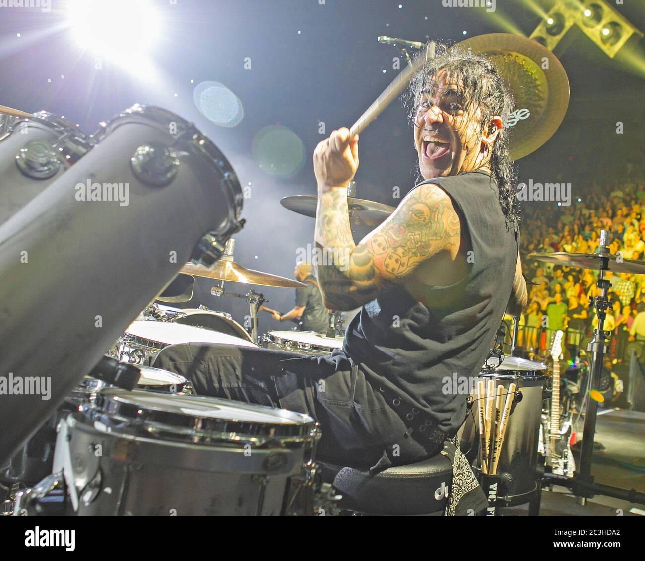 Le batteur Alex Gonzalez, El Animal, joue avec le groupe mexicain de pop-rock Mana à l'American Airlines Arena de Miami, en Floride. Banque D'Images