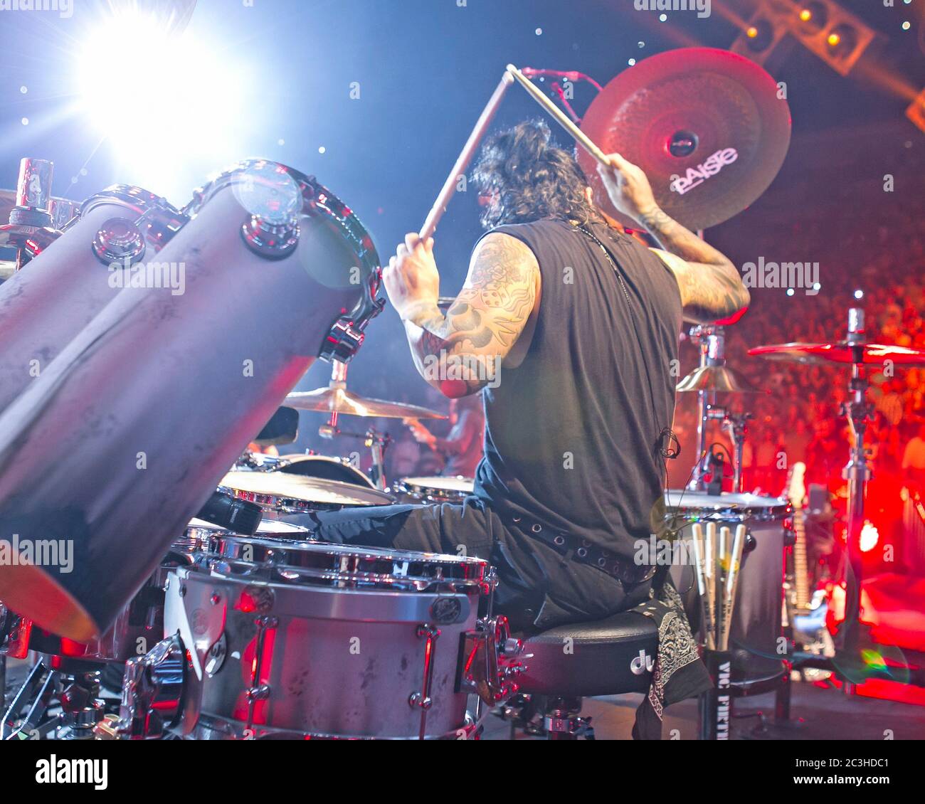Le batteur Alex Gonzalez, El Animal, joue avec le groupe mexicain de pop-rock Mana à l'American Airlines Arena de Miami, en Floride. Banque D'Images