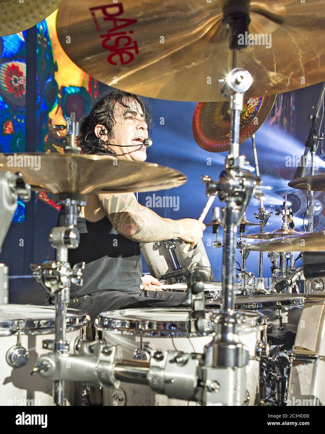 Le batteur Alex Gonzalez, El Animal, joue avec le groupe mexicain de pop-rock Mana à l'American Airlines Arena de Miami, en Floride. Banque D'Images
