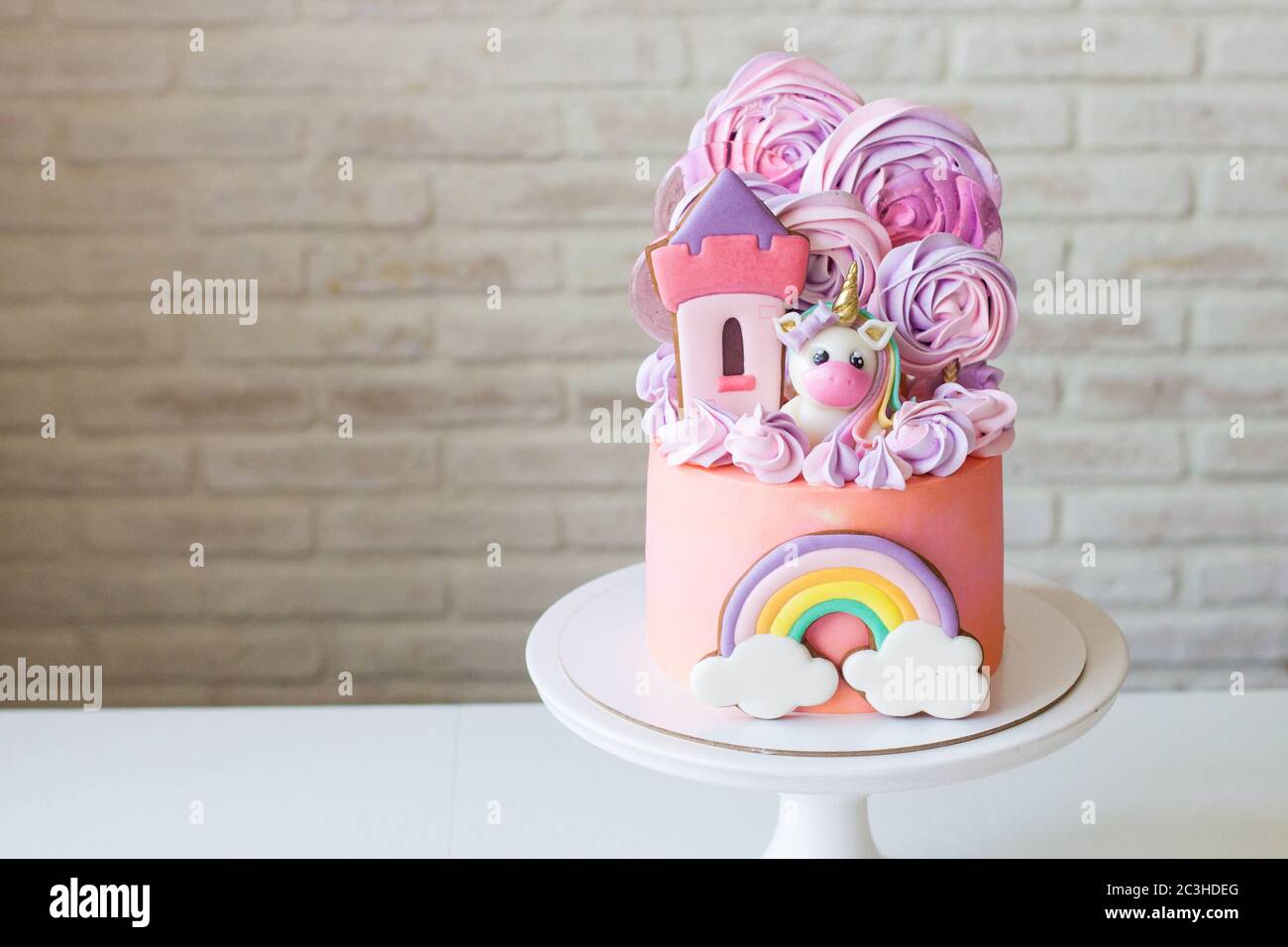 Gateau D Anniversaire Rose Mignon Pour Une Petite Fille Avec Licorne Fondante Chateau De Princesse De Pain D Epice Nuages Arc En Ciel Et Meringue Photo Stock Alamy Gateau D Anniversaire Rose Mignon Pour Une Petite Fille Avec Licorne Fondante Chateau De Princesse De Pain D Epice Nuages Arc En Ciel Et Meringue Photo Stock Alamy