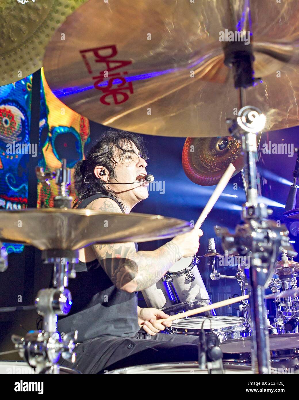 Le batteur Alex Gonzalez, El Animal, joue avec le groupe mexicain de pop-rock Mana à l'American Airlines Arena de Miami, en Floride. Banque D'Images