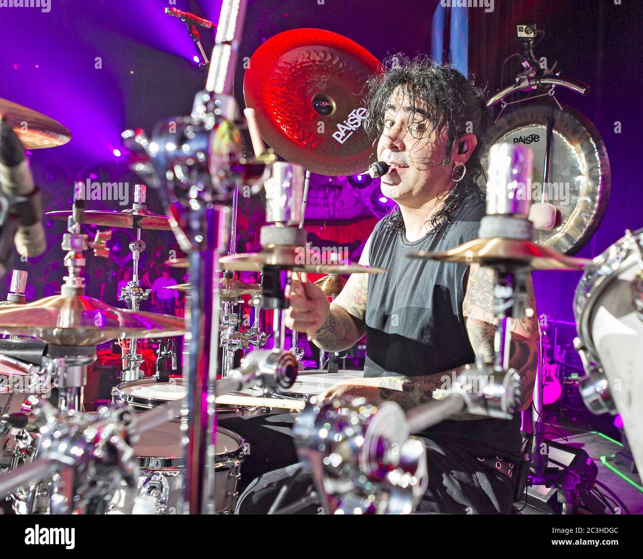 Le batteur Alex Gonzalez, El Animal, joue avec le groupe mexicain de pop-rock Mana à l'American Airlines Arena de Miami, en Floride. Banque D'Images