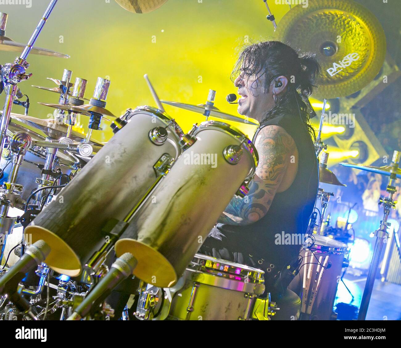 Le batteur Alex Gonzalez, El Animal, joue avec le groupe mexicain de pop-rock Mana à l'American Airlines Arena de Miami, en Floride. Banque D'Images