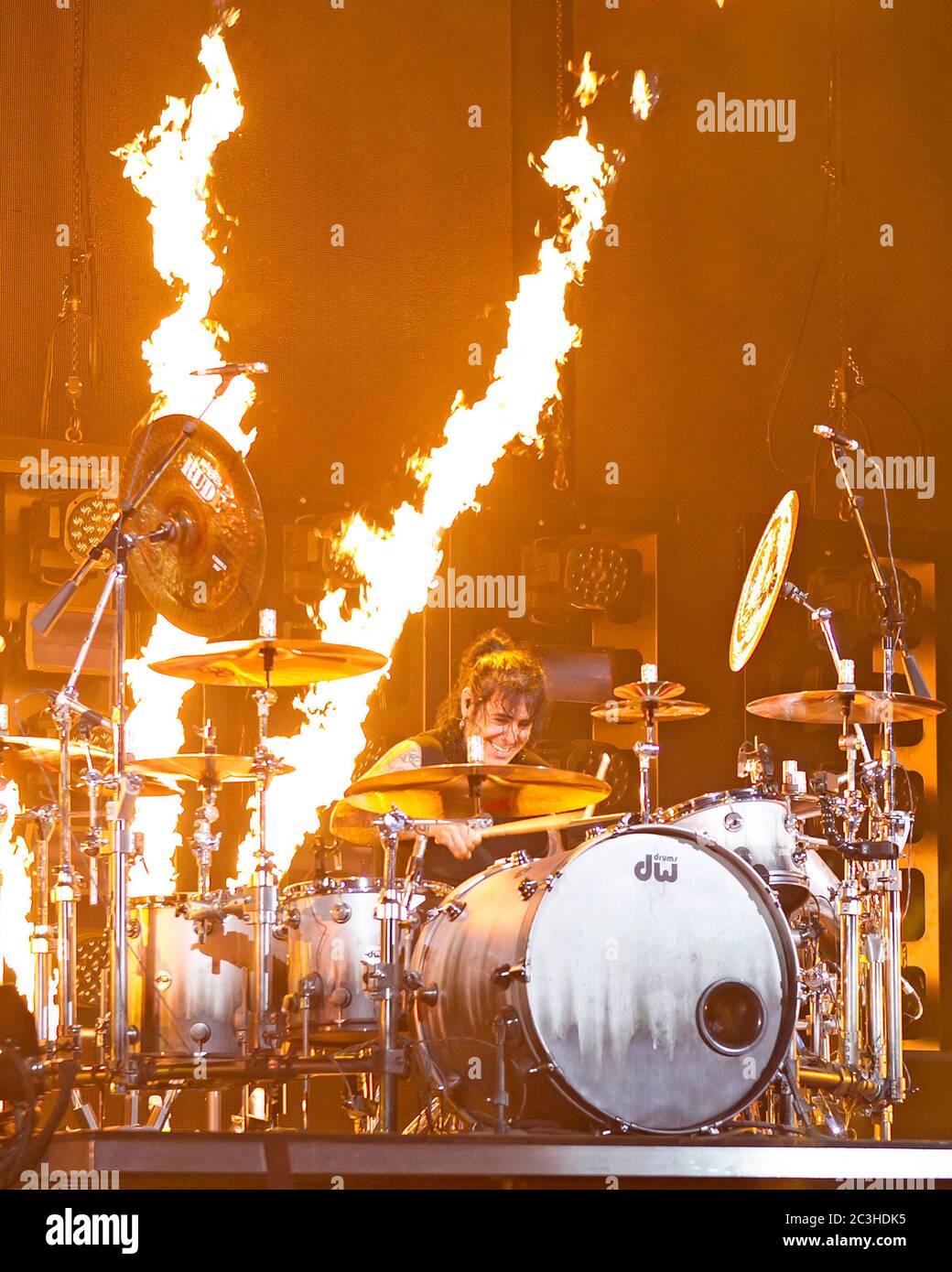 Le batteur Alex Gonzalez, El Animal, joue avec le groupe mexicain de pop-rock Mana à l'American Airlines Arena de Miami, en Floride. Banque D'Images