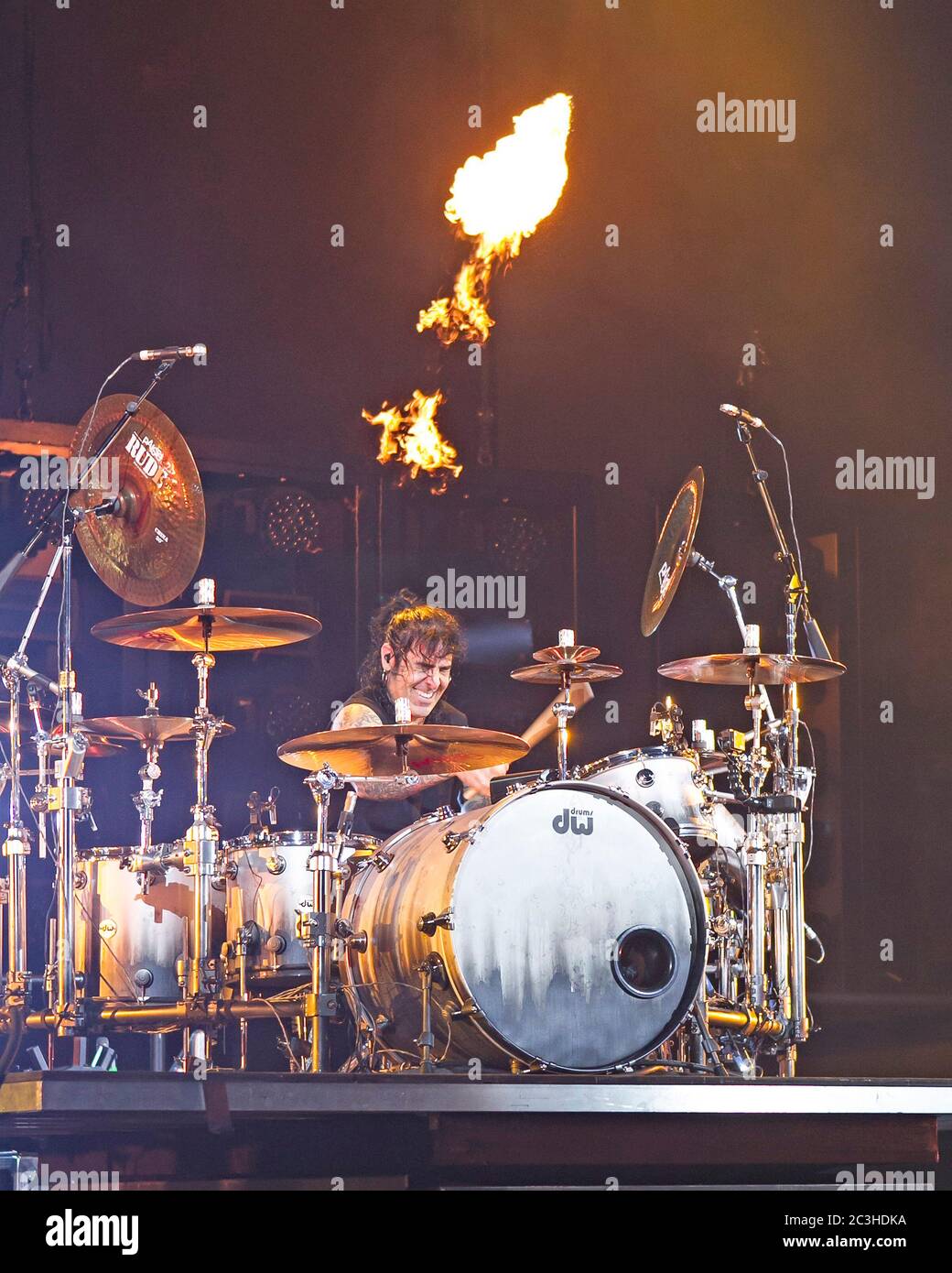 Le batteur Alex Gonzalez, El Animal, joue avec le groupe mexicain de pop-rock Mana à l'American Airlines Arena de Miami, en Floride. Banque D'Images