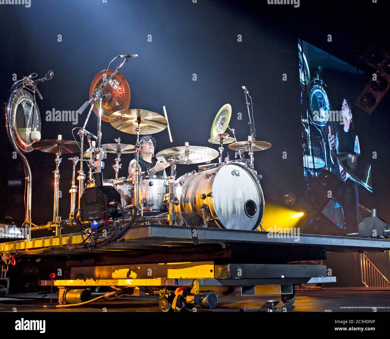 Le batteur Alex Gonzalez, El Animal, joue avec le groupe mexicain de pop-rock Mana à l'American Airlines Arena de Miami, en Floride. Banque D'Images
