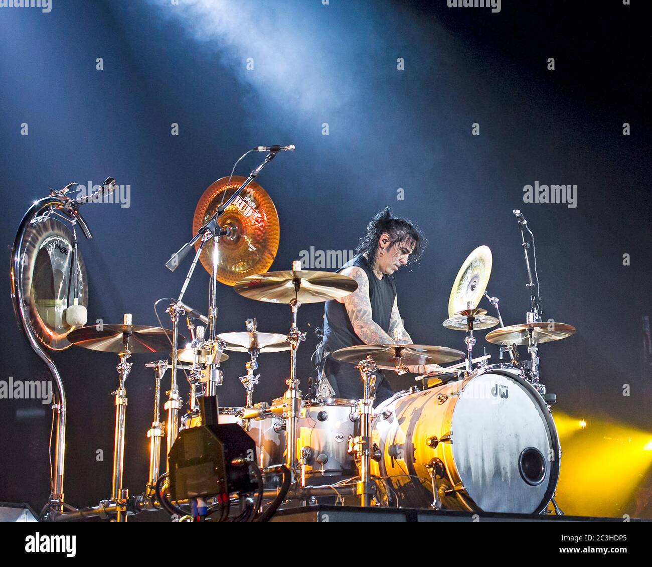 Le batteur Alex Gonzalez, El Animal, joue avec le groupe mexicain de pop-rock Mana à l'American Airlines Arena de Miami, en Floride. Banque D'Images