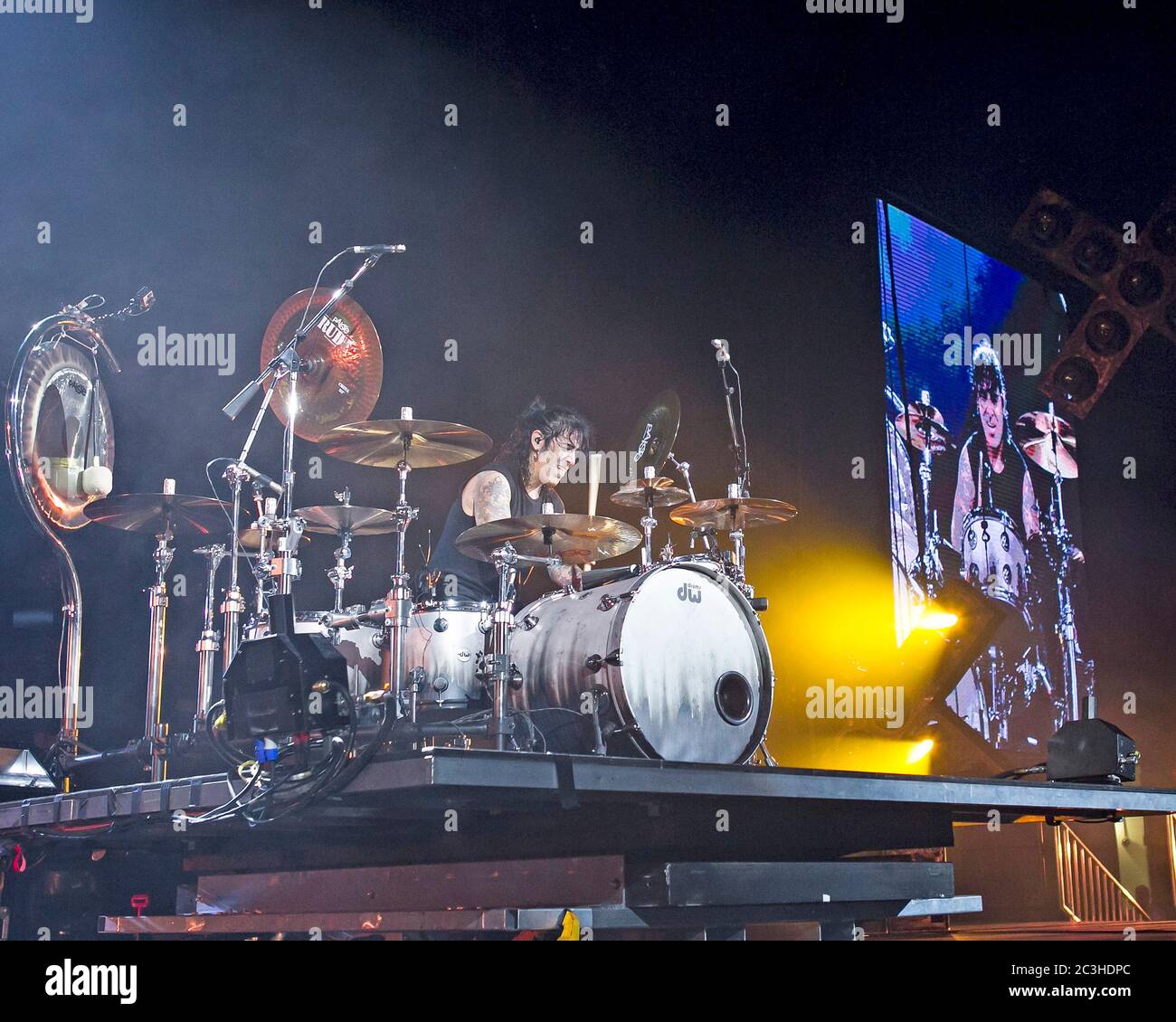 Le batteur Alex Gonzalez, El Animal, joue avec le groupe mexicain de pop-rock Mana à l'American Airlines Arena de Miami, en Floride. Banque D'Images