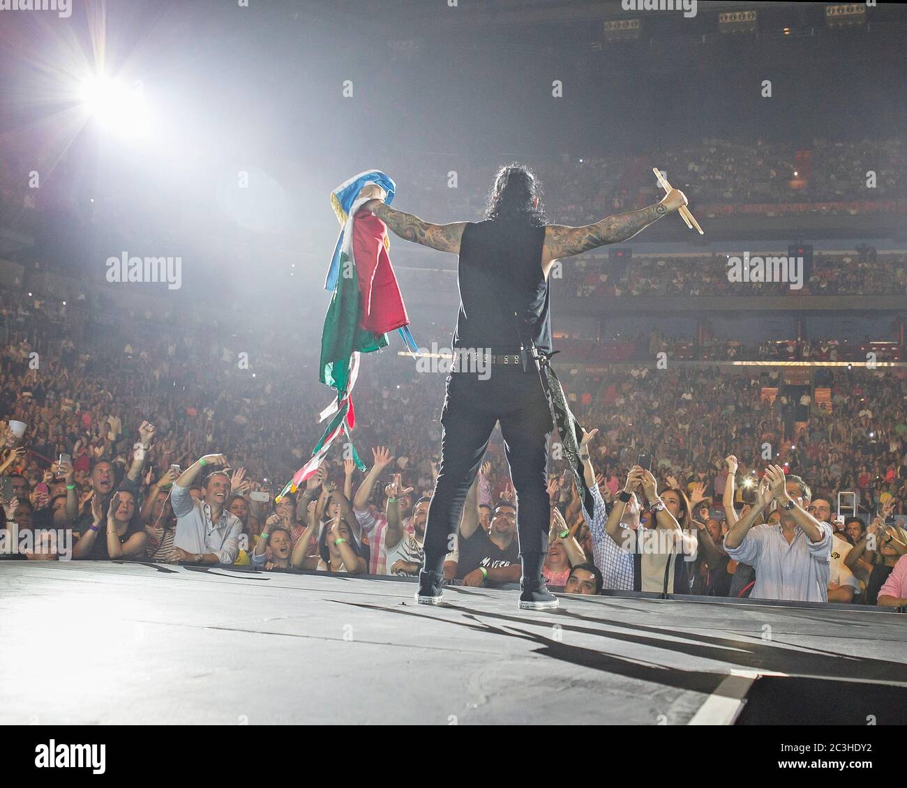 Les membres de mana Fher Olivera, Juan Calleros, Sergio Vallon et Alex Gonzalez disent bonne nuit à leur audience après un spectacle à l'AAA à Miami, Floride. Banque D'Images