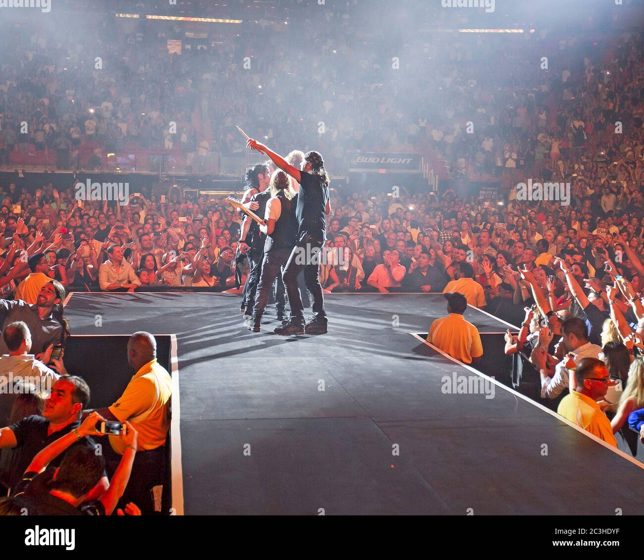Les membres de mana Fher Olivera, Juan Calleros, Sergio Vallon et Alex Gonzalez disent bonne nuit à leur audience après un spectacle à l'AAA à Miami, Floride. Banque D'Images
