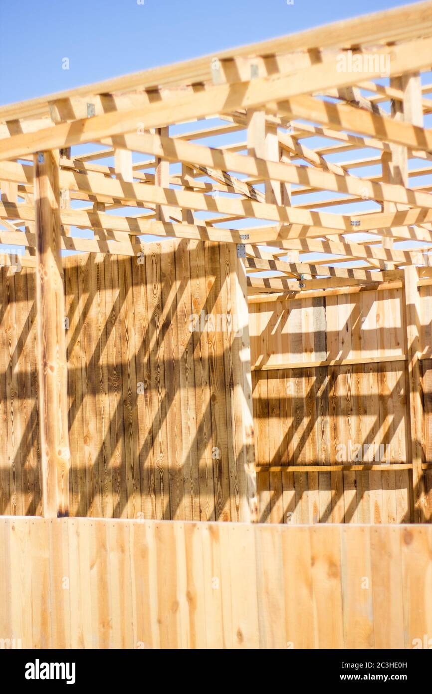 Construction de maison naturelle en bois contre le ciel, protection de la nature, écologique Banque D'Images