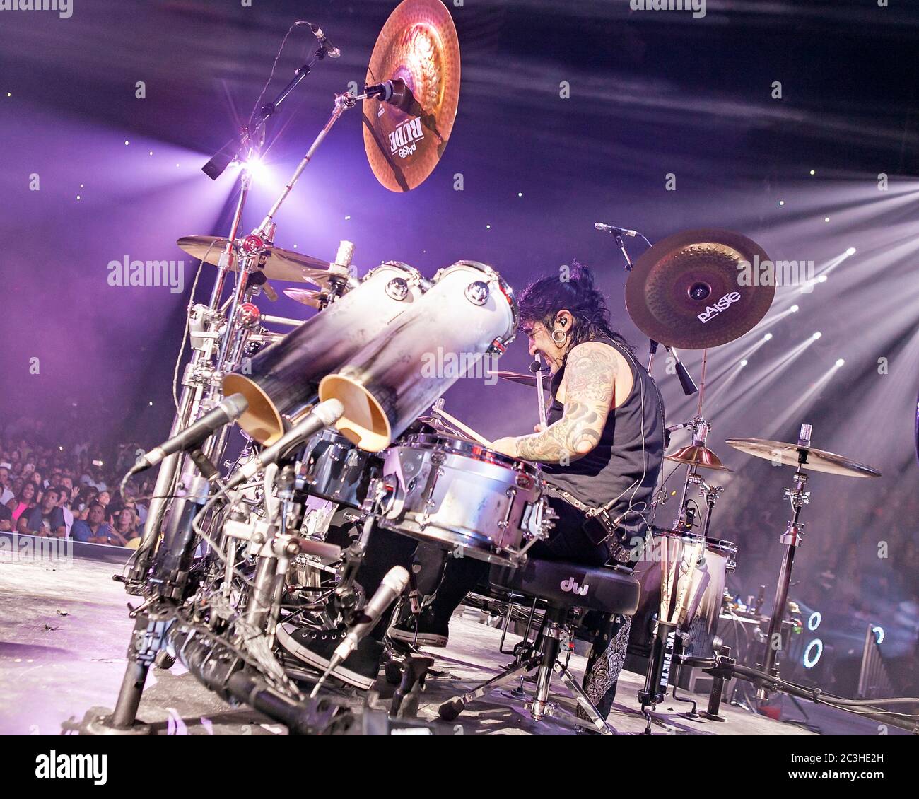 Le batteur Alex Gonzalez, El Animal, joue avec le groupe mexicain de pop-rock Mana à l'American Airlines Arena de Miami, en Floride. Banque D'Images