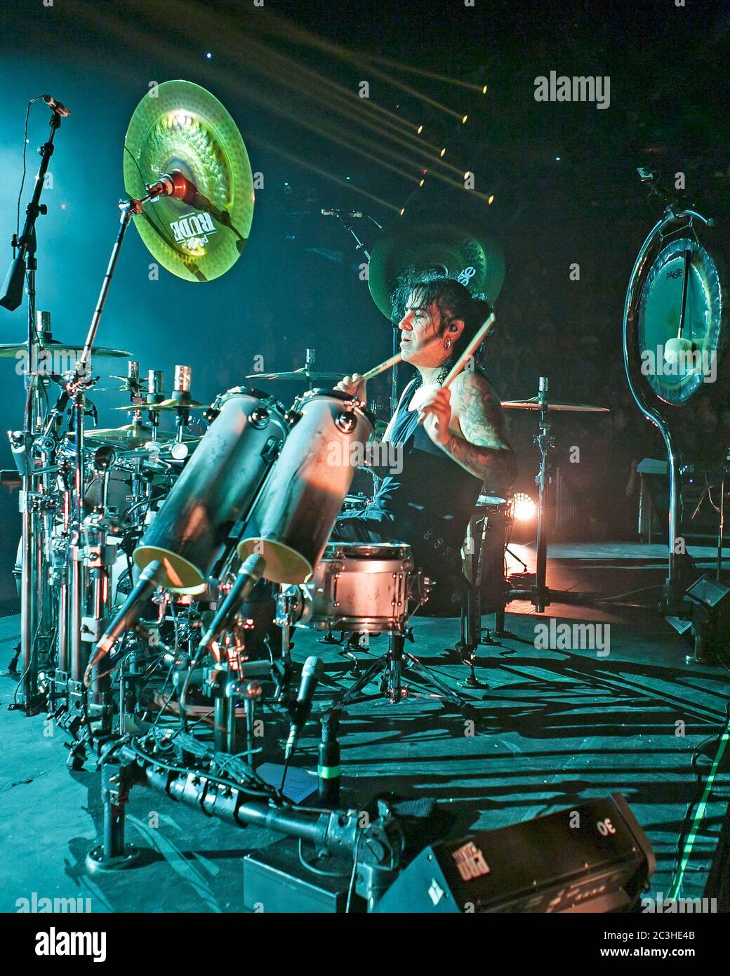 Le batteur Alex Gonzalez, El Animal, joue avec le groupe mexicain de pop-rock Mana à l'American Airlines Arena de Miami, en Floride. Banque D'Images