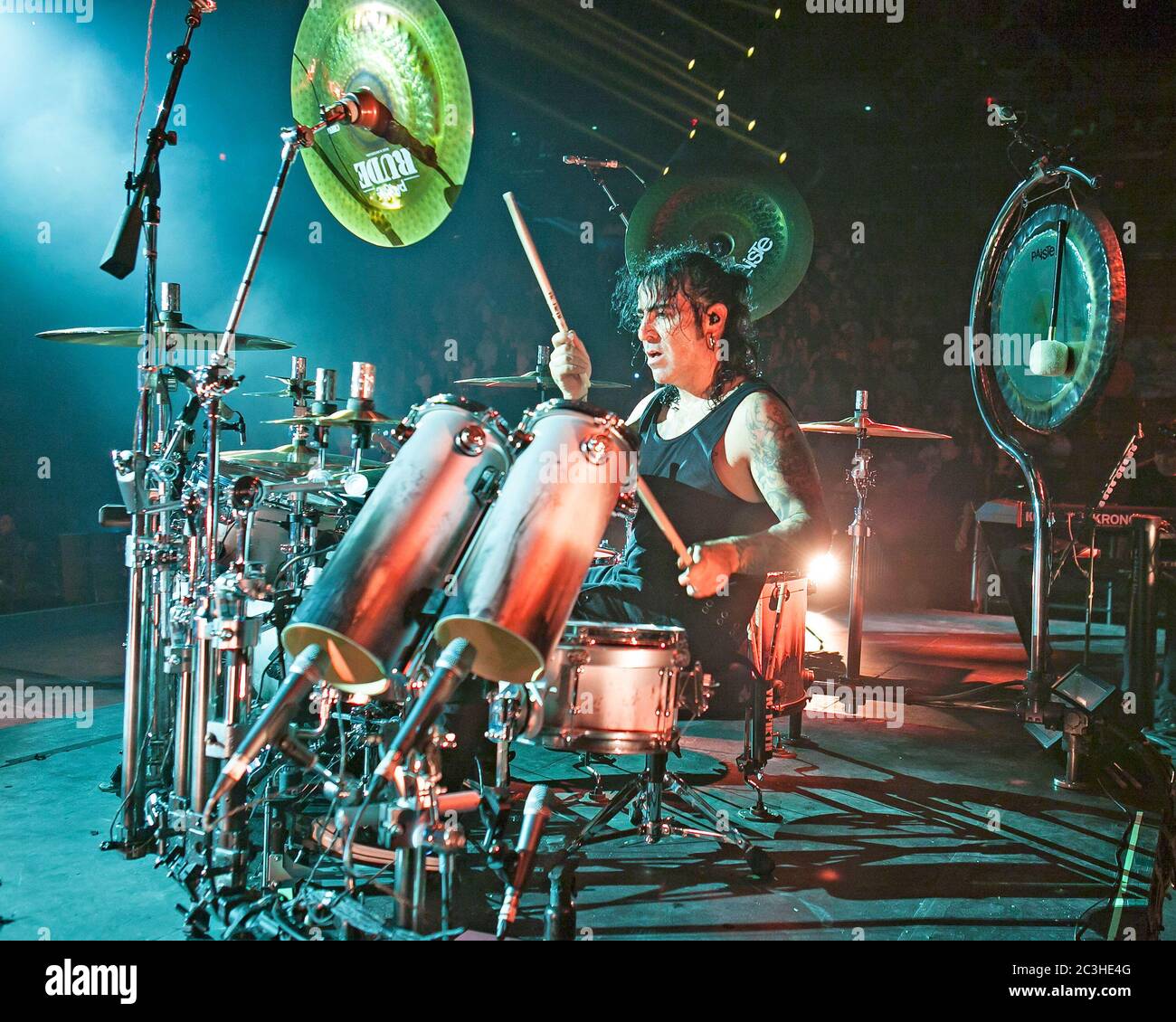 Le batteur Alex Gonzalez, El Animal, joue avec le groupe mexicain de pop-rock Mana à l'American Airlines Arena de Miami, en Floride. Banque D'Images