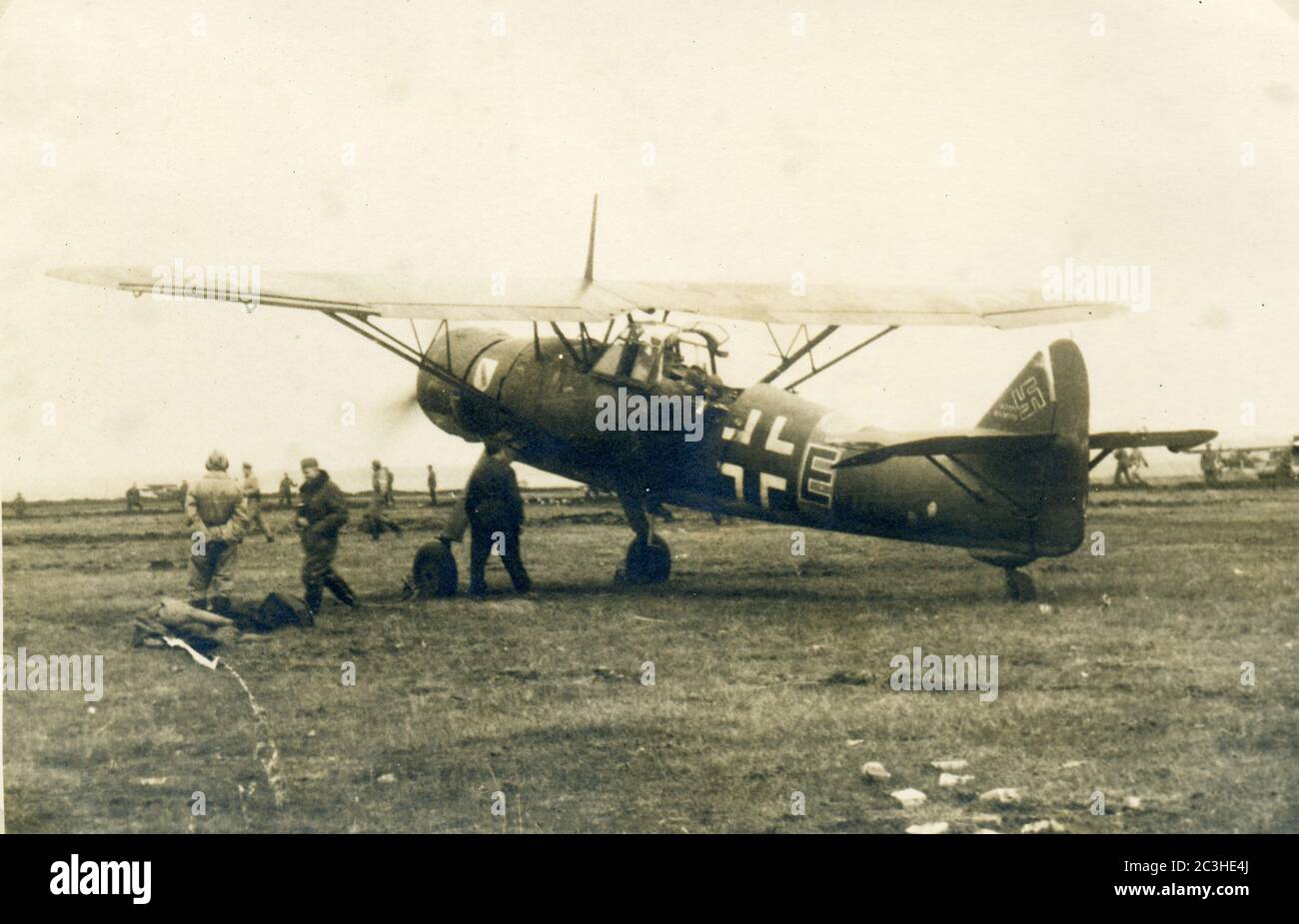 Deuxième Guerre mondiale / WW2 - avion de reconnaissance allemand Henschel HS 126 , guerre aérienne, probablement au nord de la France ou de la Belgique Banque D'Images