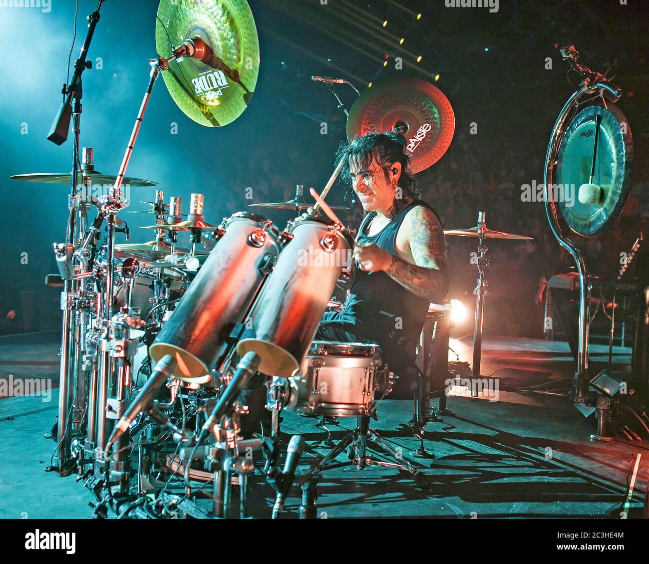 Le batteur Alex Gonzalez, El Animal, joue avec le groupe mexicain de pop-rock Mana à l'American Airlines Arena de Miami, en Floride. Banque D'Images