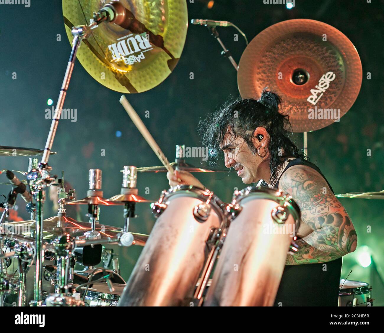 Le batteur Alex Gonzalez, El Animal, joue avec le groupe mexicain de pop-rock Mana à l'American Airlines Arena de Miami, en Floride. Banque D'Images
