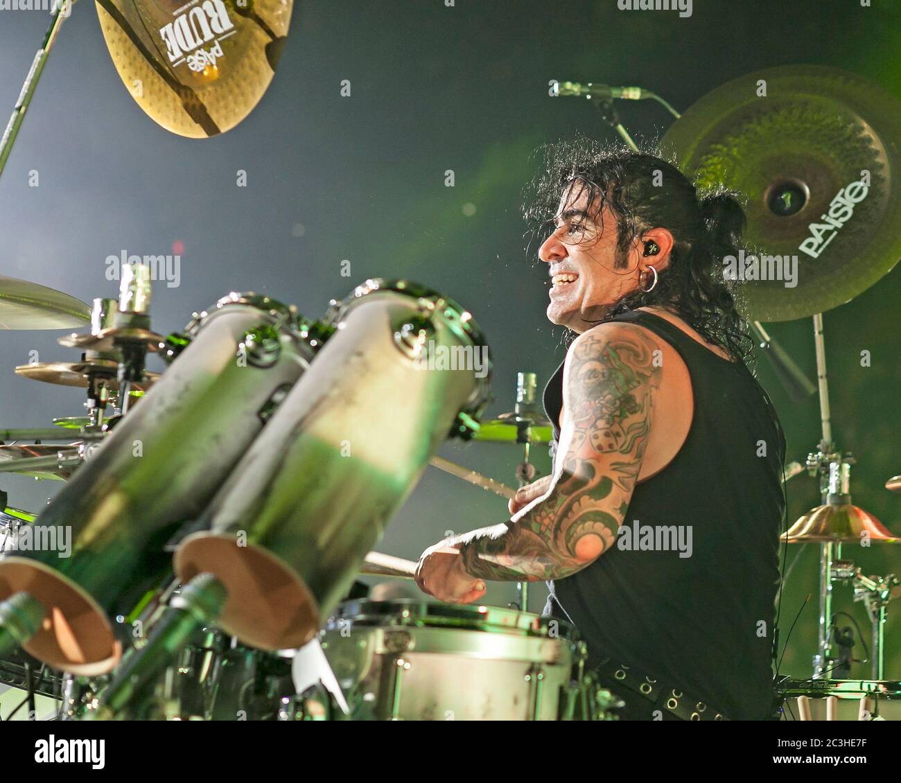 Le batteur Alex Gonzalez, El Animal, joue avec le groupe mexicain de pop-rock Mana à l'American Airlines Arena de Miami, en Floride. Banque D'Images