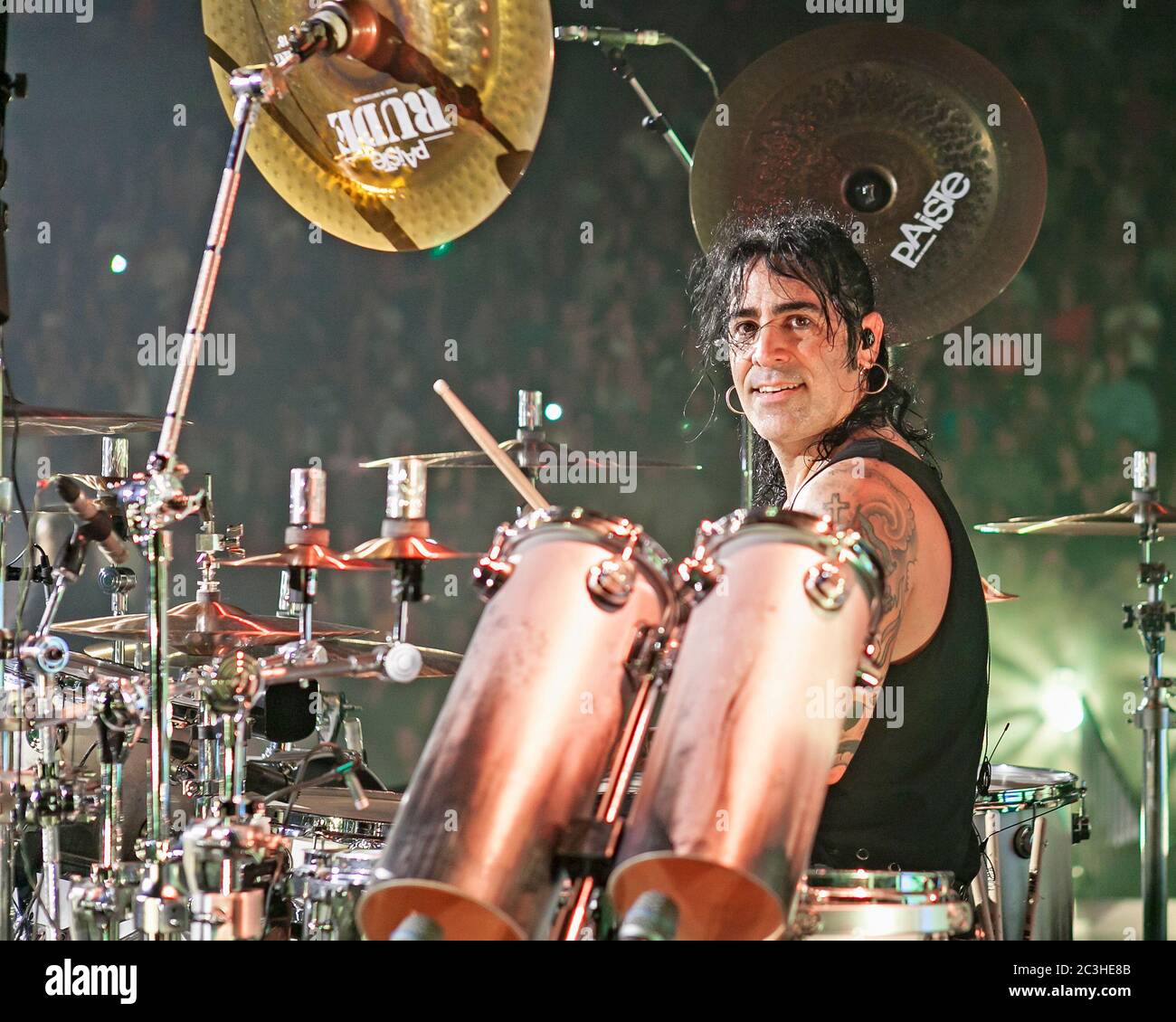 Le batteur Alex Gonzalez, El Animal, joue avec le groupe mexicain de pop-rock Mana à l'American Airlines Arena de Miami, en Floride. Banque D'Images