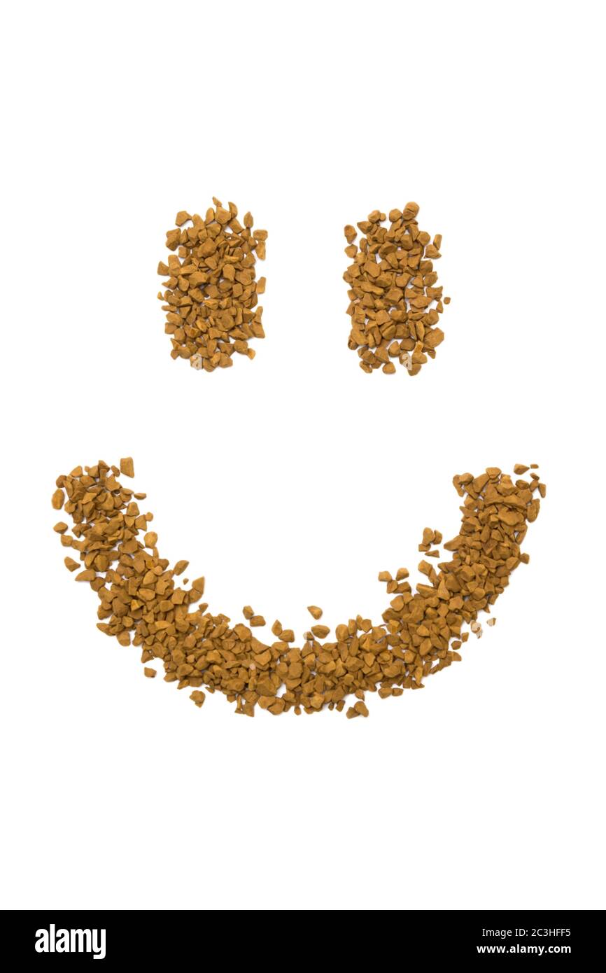 Séchez les grains de café instantanés en forme de smiley - texture brune, sur un fond blanc Banque D'Images