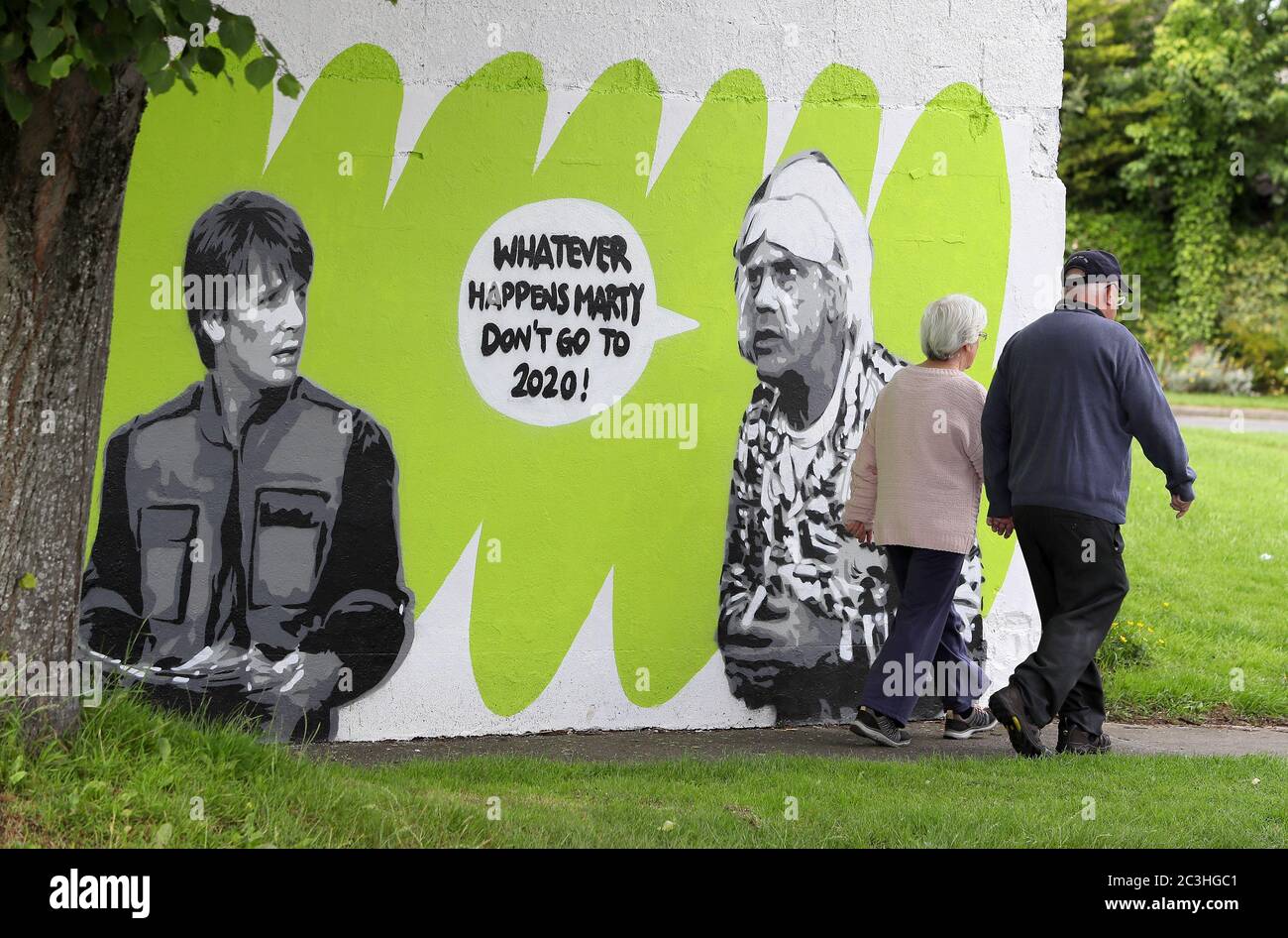 Les gens marchent à côté de la fresque de l'artiste irlandais Emmalene Blake, Marty McFly, et Doc Brown, du film culte des années 80 « Retour vers le futur » dans le sud de Dublin. Il s'agit de la dernière fresque sur le thème du coronavirus de l'artiste de Dublin pendant la pandémie. D'autres artistes ont été présentés, notamment Dua Lipa, Robyn et Cardi B. Banque D'Images