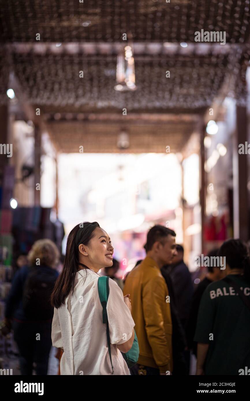 Dubaï / Émirats arabes Unis - 1 février 2020 : magnifique jeune touriste asiatique marchant autour du marché couvert de bazar dans le centre-ville de Burj Dubaï Banque D'Images