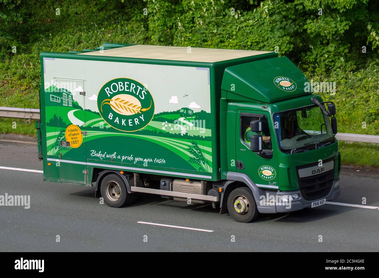 Roberts Bakery, véhicules de marque et un système de gestion des transports ; camions de livraison de transport de denrées alimentaires, camion rigide, transport, camion DAF, transporteur de marchandises, véhicule, HGV de l'industrie européenne du transport commercial, M6 à Manchester, Royaume-Uni Banque D'Images