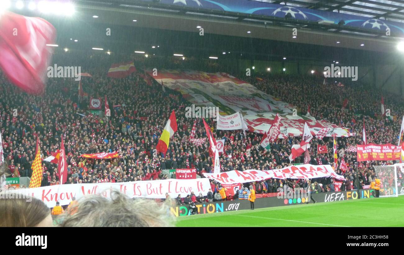 Les fans du Liverpool FC au stade Anfield, Liverpool, pour un match de knockout de la Ligue des champions contre AS Roma Banque D'Images