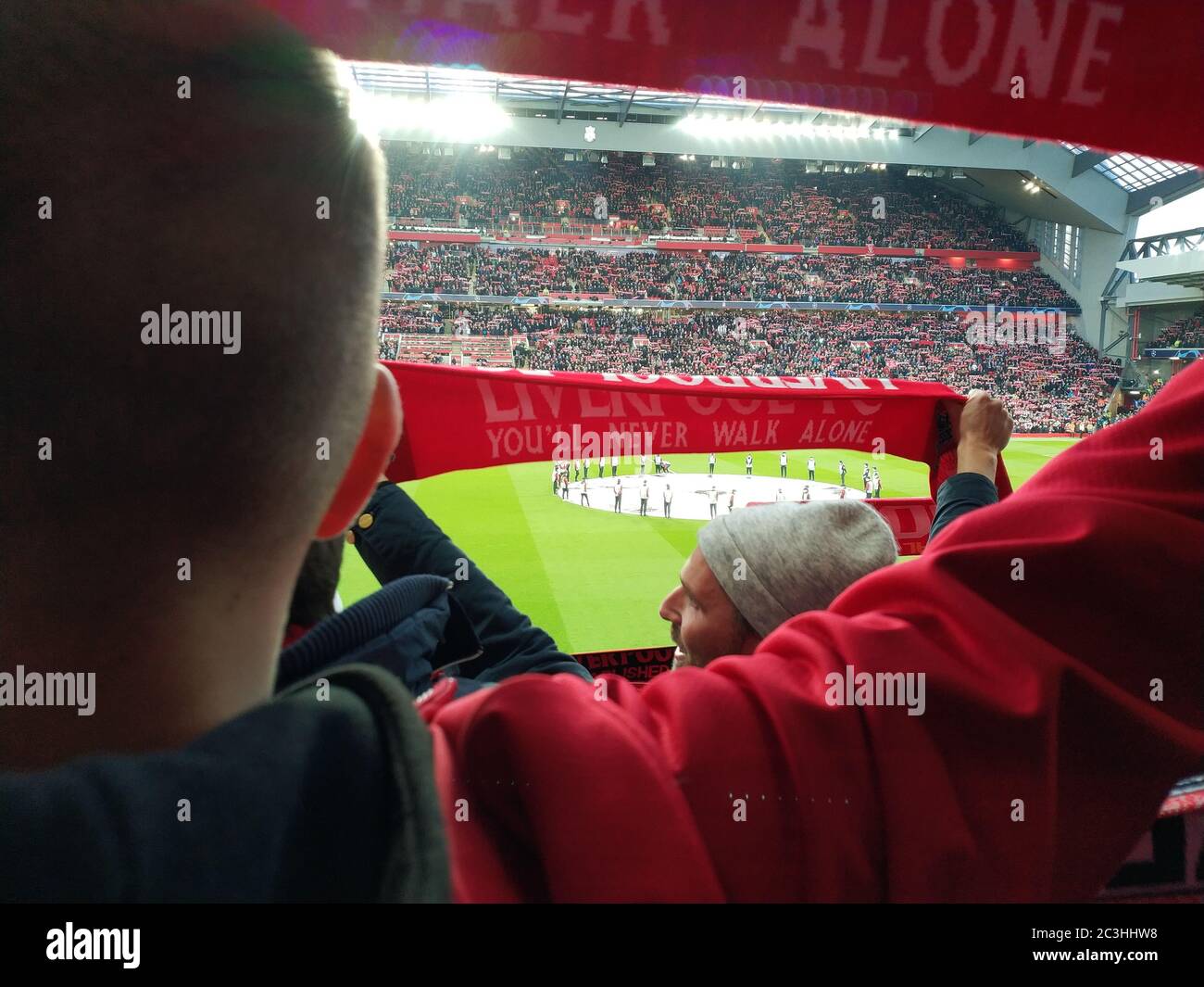 Les fans du Liverpool FC au stade Anfield, Liverpool, pour un match de knockout de la Ligue des champions contre le FC Porto Banque D'Images