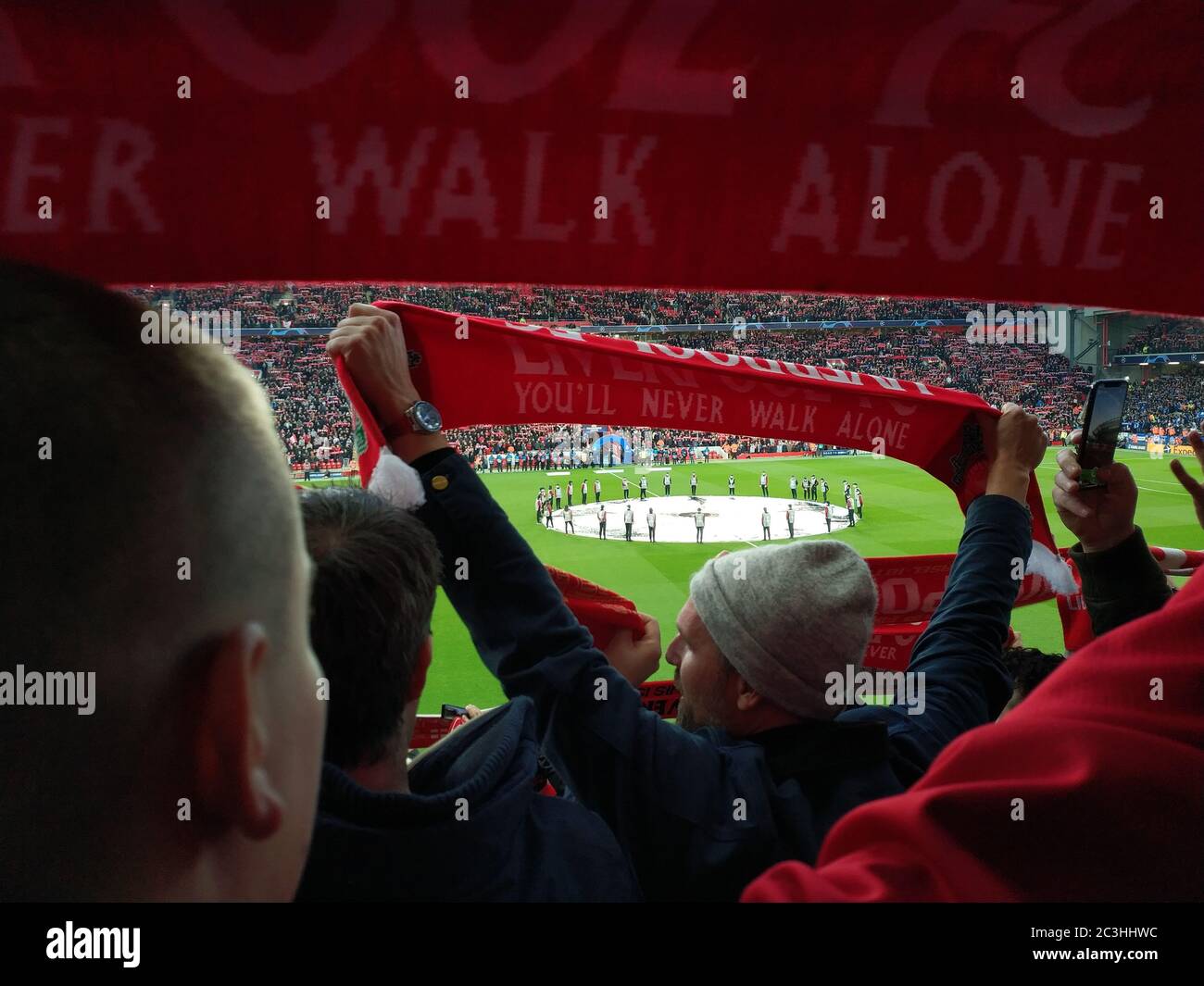 Les fans du Liverpool FC au stade Anfield, Liverpool, pour un match de knockout de la Ligue des champions contre le FC Porto Banque D'Images