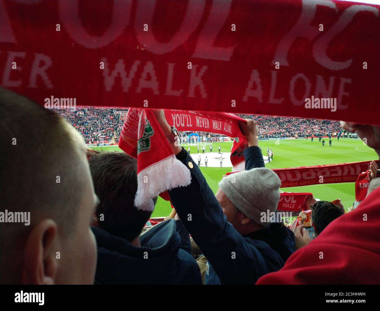 Les fans du Liverpool FC au stade Anfield, Liverpool, pour un match de knockout de la Ligue des champions contre le FC Porto Banque D'Images