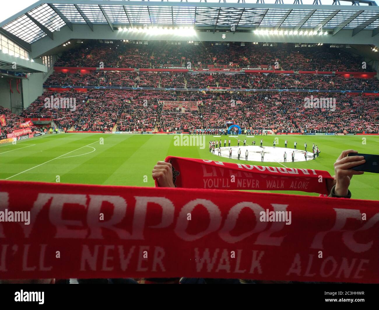 Les fans du Liverpool FC au stade Anfield, Liverpool, pour un match de knockout de la Ligue des champions contre le FC Porto Banque D'Images