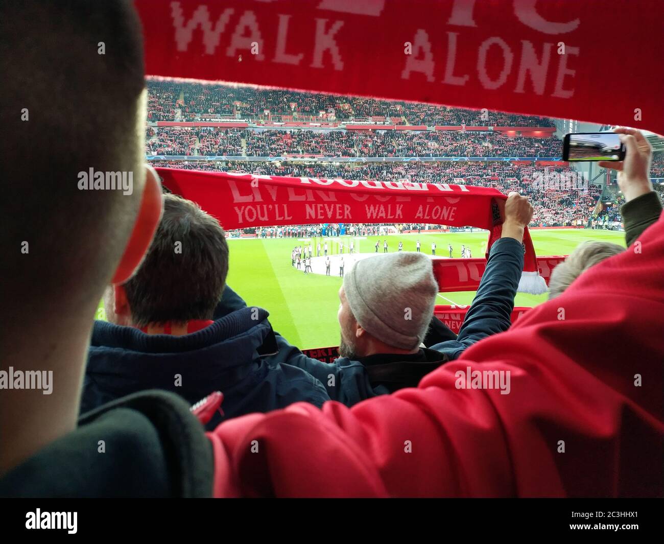 Les fans du Liverpool FC au stade Anfield, Liverpool, pour un match de knockout de la Ligue des champions contre le FC Porto Banque D'Images