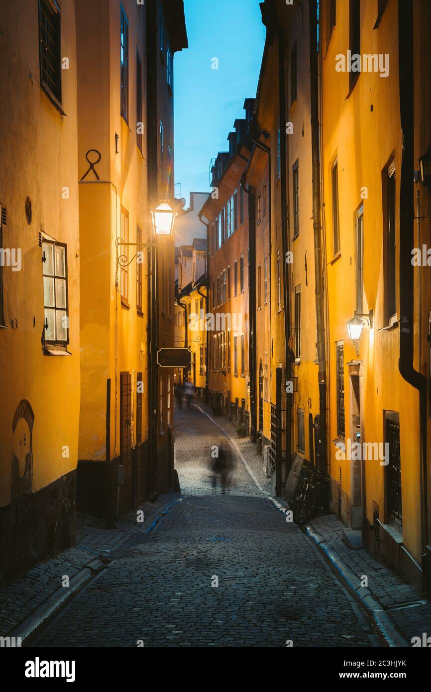 La nuit, dans le quartier de la vieille ville de Gamla Stan à Stockholm, en Suède Banque D'Images