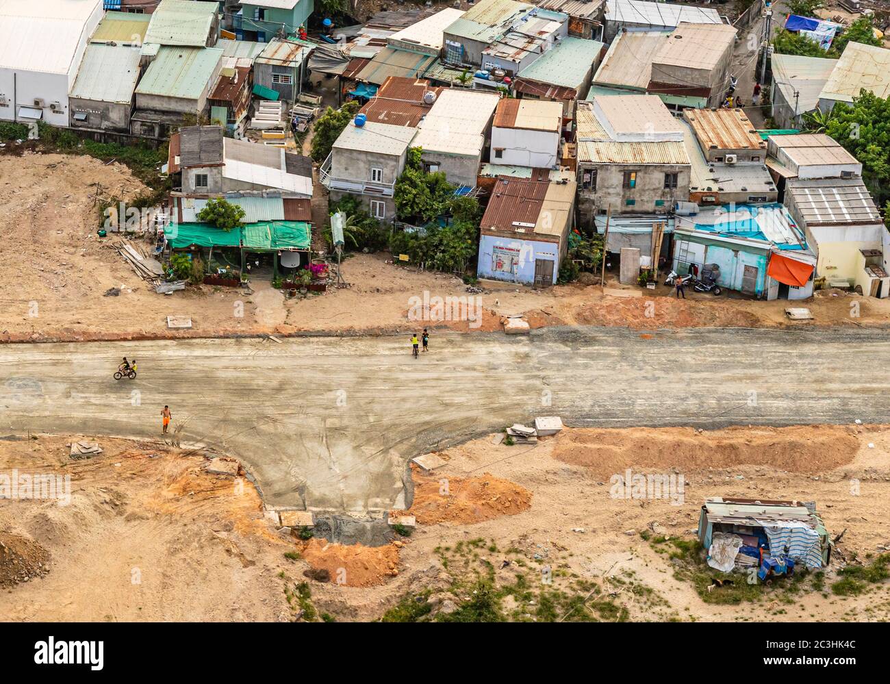 Vue aérienne des habitations urbaines de la ville côtière de Da Nang, Vietnam. Les enfants et les parents peuvent être vus jouer dans les rues. Banque D'Images