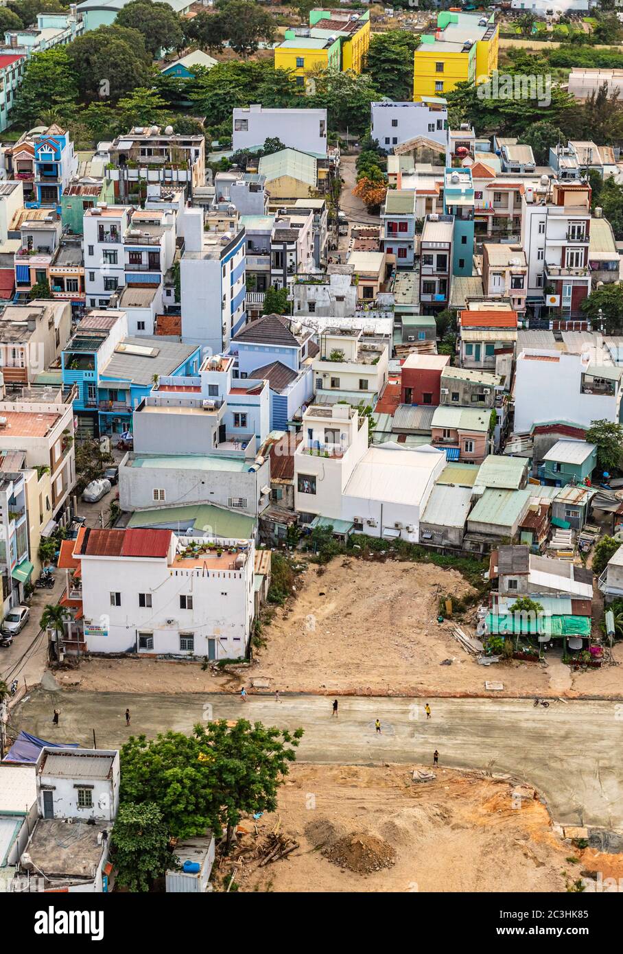 Vue aérienne des habitations urbaines de la ville côtière de Da Nang, Vietnam. Les enfants et les parents peuvent être vus jouer dans les rues. Banque D'Images