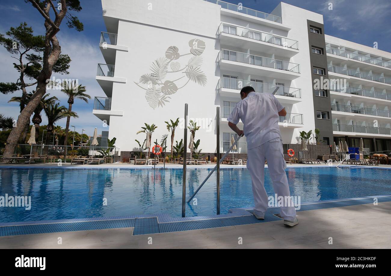 Les travailleurs du nettoyage portant un masque de protection vus sur le lieu de travail dans un hôtel de la plage El Arenal comme l'espagne rouvrira les frontières à partir de juin 21 après le coronavir Banque D'Images