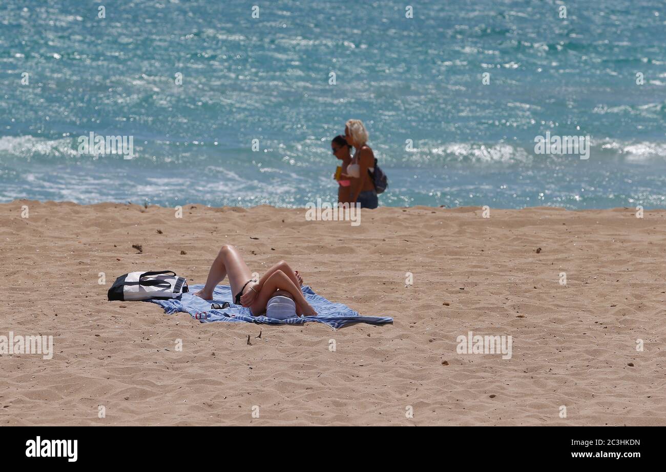 Les gens prennent le soleil ou nagent sur la plage d'El Arenal, certaines provinces espagnoles étant autorisées à assouplir les restrictions de verrouillage pendant la phase deux, au milieu du coronavi Banque D'Images